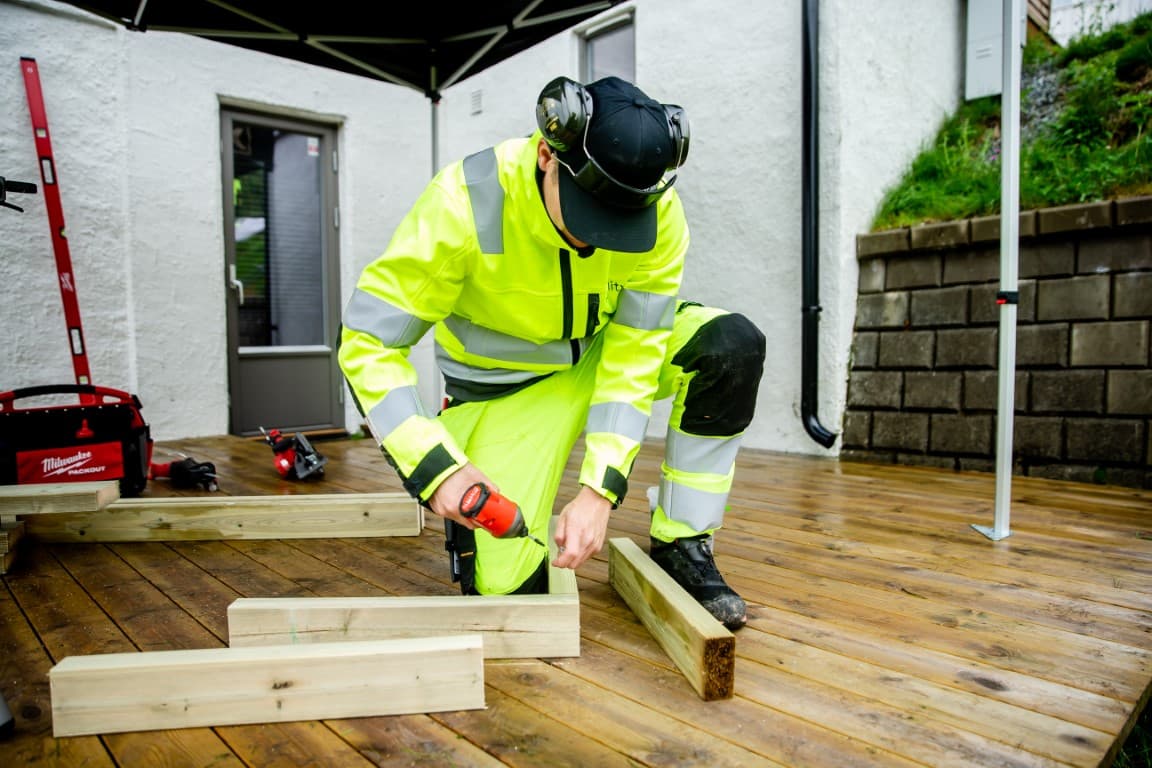 Ability-tekniker i vernetøy monterer med drill