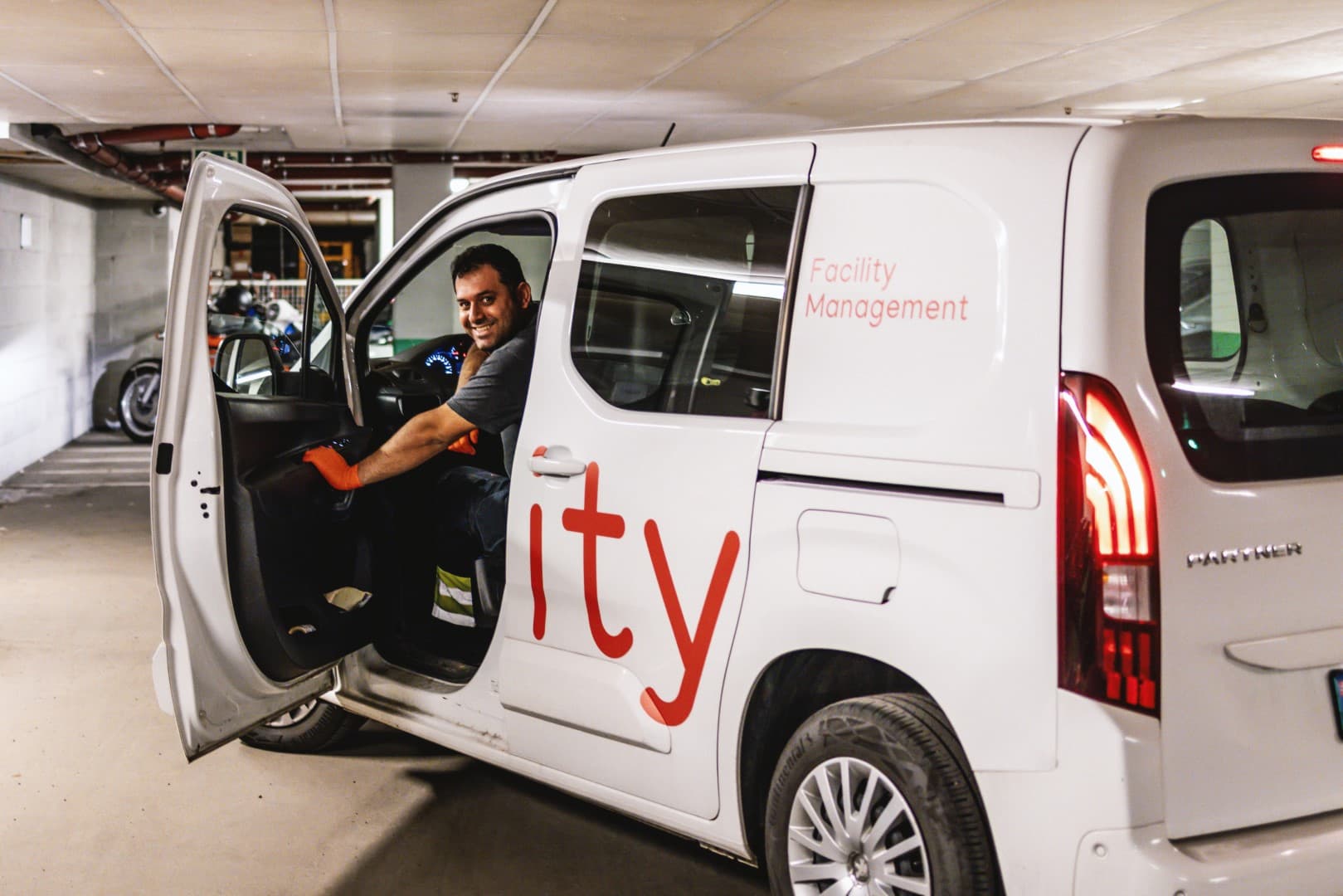 Driftstekniker fra Ability i servicebilen
