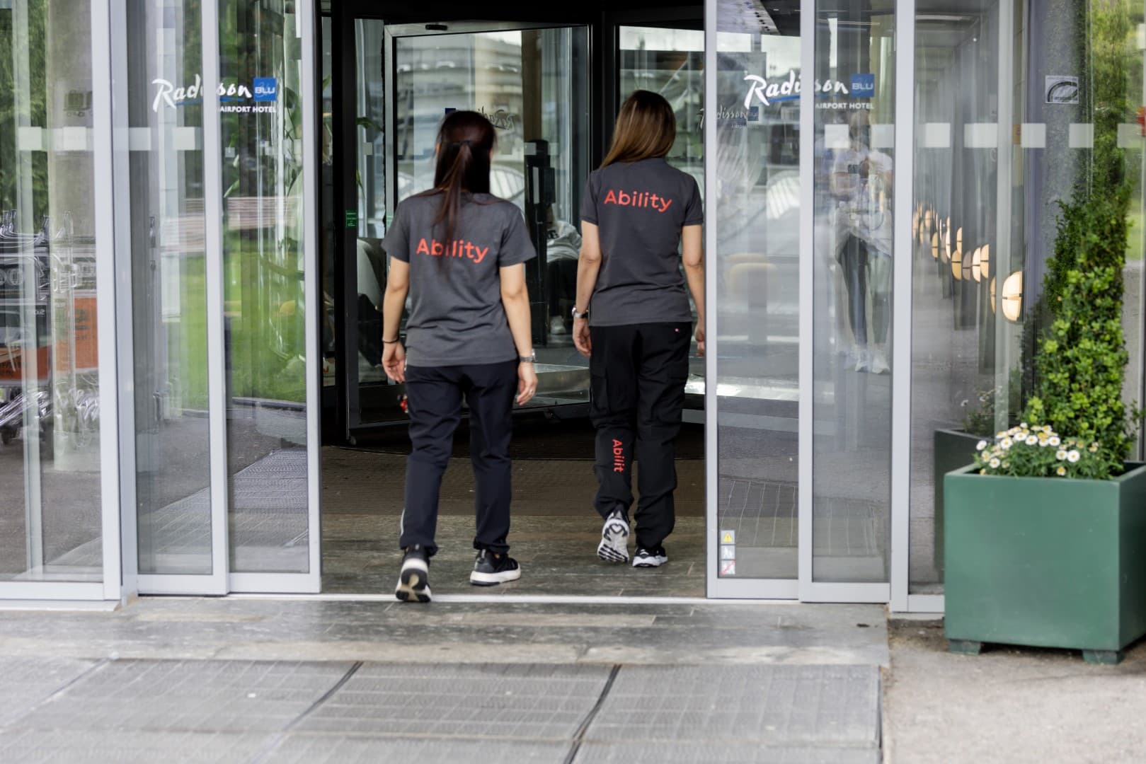 Ability-medarbeidere på vei inn på Radisson Blu Airport Hotel