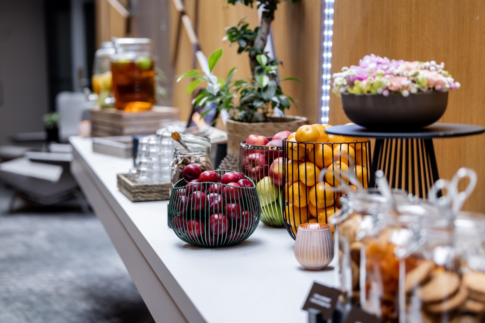 Frukt, drikke og blomster på en buffetdisk