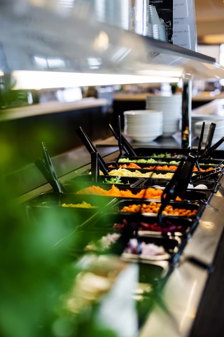 Salatbar med ferske råvarer i kantinen
