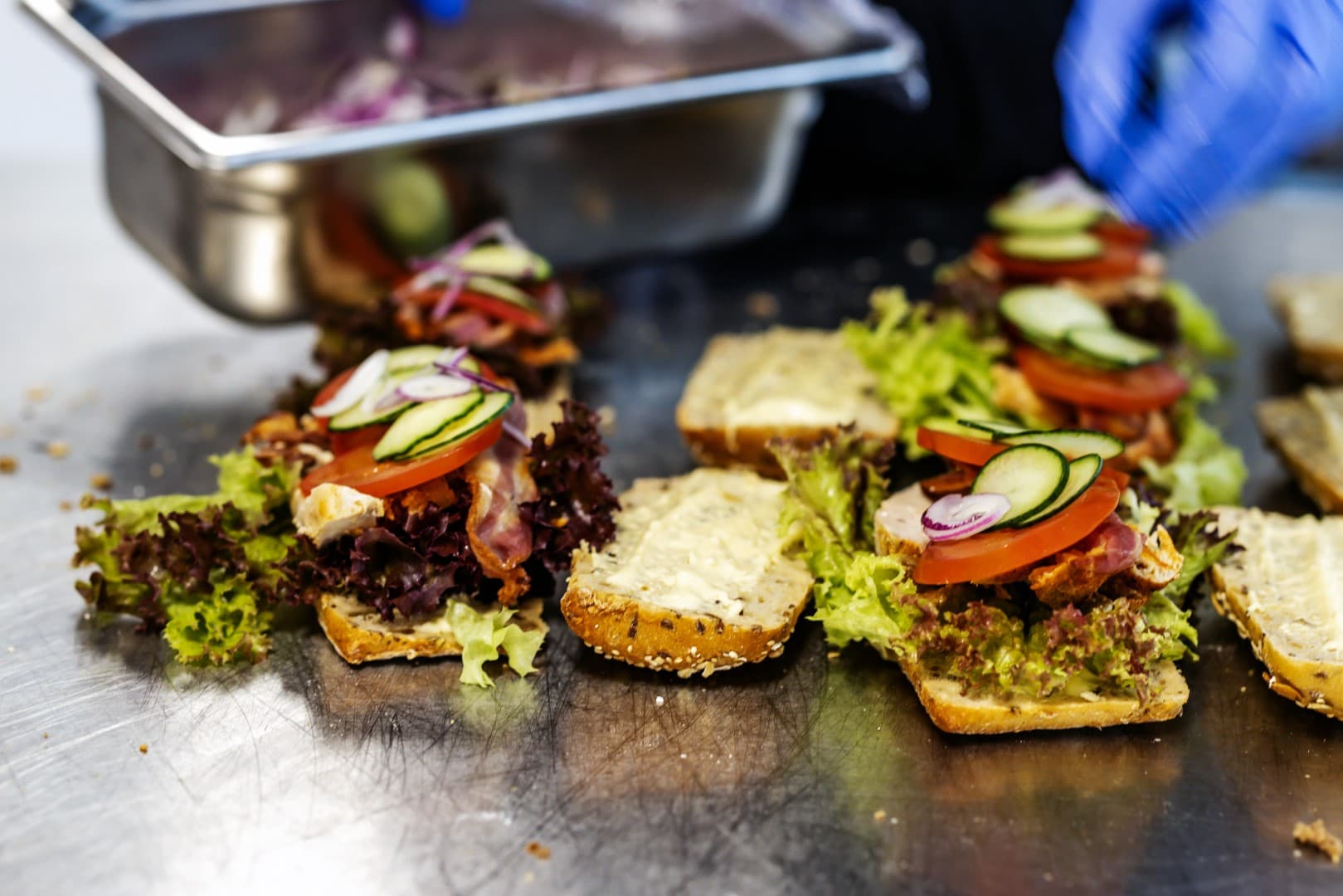 Lunsj gjøres klar til levering på Ability-kjøkkenet