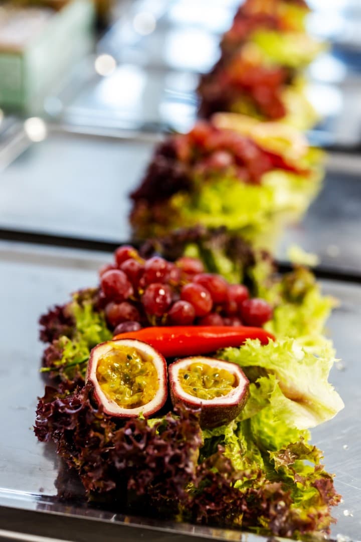 Fat med salat, druer, pasjonsfrukt og chili fra buffeten