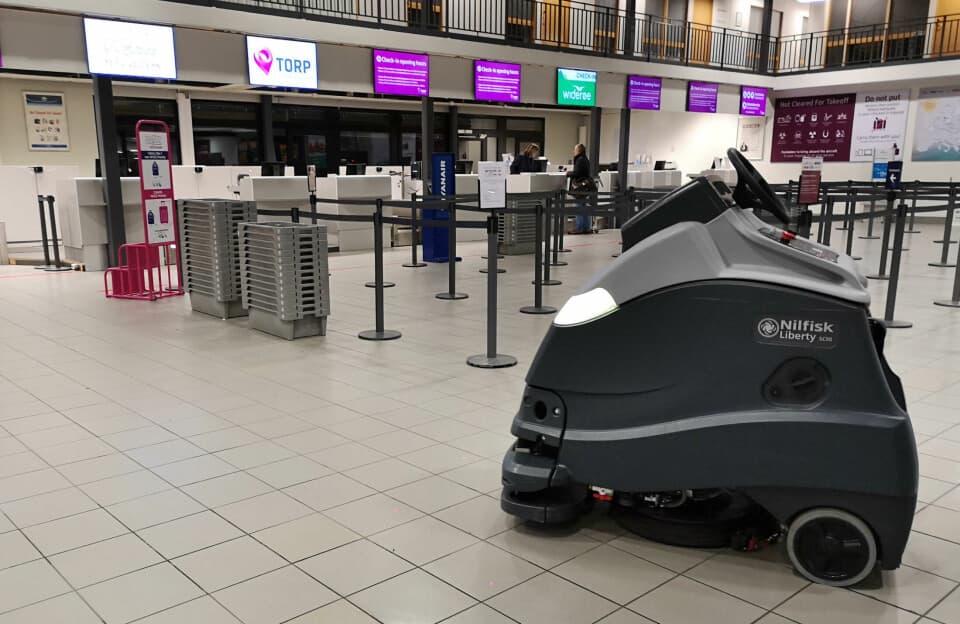 Autonom gulvvaskerobot i arbeid i en flyplassterminal