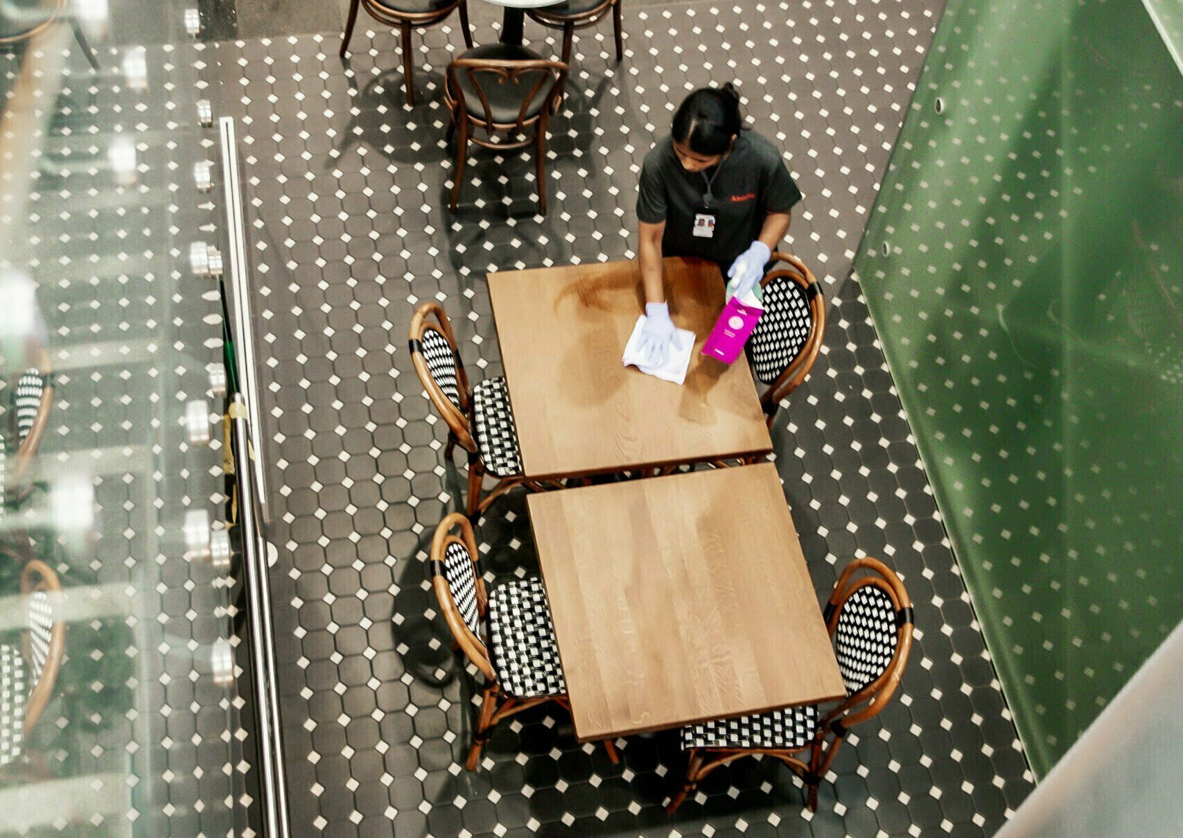 En Abilitymedarbeider vasker et bord i kantinennbsp- ABILITY FMnbsp