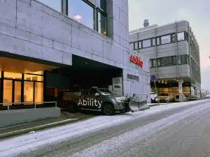 Brøyte og saltebil i ferd med å kjøre ut av garasjen