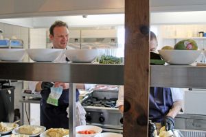 Konseptansvarlig for kantine Andreas Lokøy legger opp mat på tallerken Ability FM Ability FM