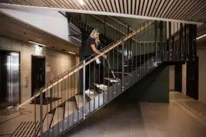 En renholder mopper en trapp