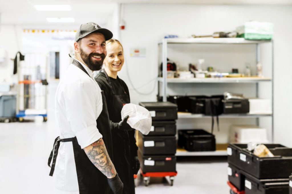 Tomas og Marta på sentralkjøkkenet i Stavanger