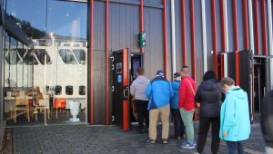 Bilde av en lang kø utenfor toalettene på Mathallen på Torget i Bergen Ability FM Ability FM