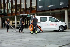 3 Ability medarbeidere laster inn utstyr i en varebil Ability FM Ability FM