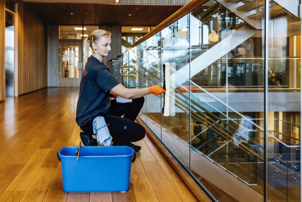 Patrycja Bugalska vasker glassrekkverk