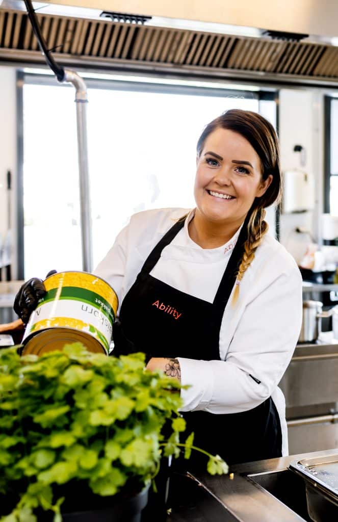 Mona jobber på kjøkkenet på kantinen på Forum Jæren