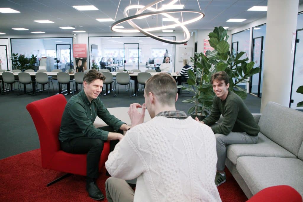 Tre kollegaer i sofaen i den sosiale sonen på Bergenskontoret