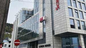 En medarbeider er oppi en lift og utfører fasadevask på Scandic Ørnen i Bergen