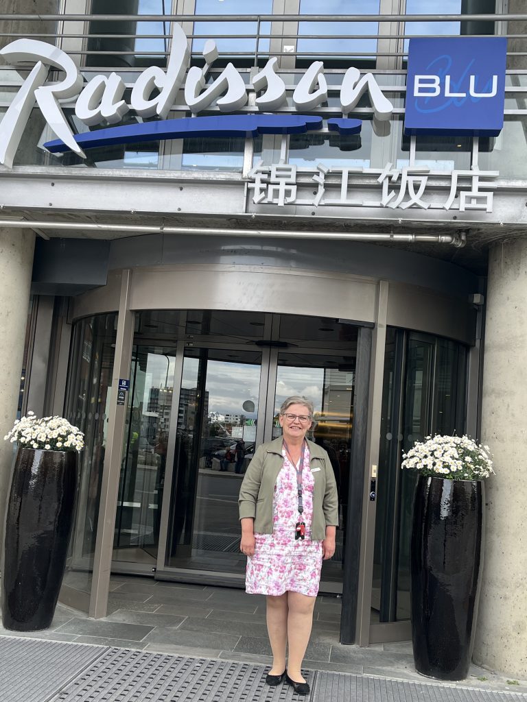 Husøkonom May Britt Paulsen utenfor inngangen til Radisson Blu Hotel Tromsø