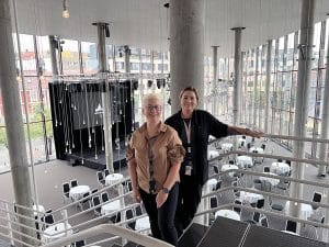 Vår Historie 1 Driftsleder Sylwia Bornecka og teamleder Magdalena Panek i Grieghallen i Bergen.