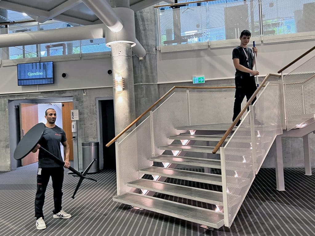 En rigger og en renholder i jobb på Grieghallen